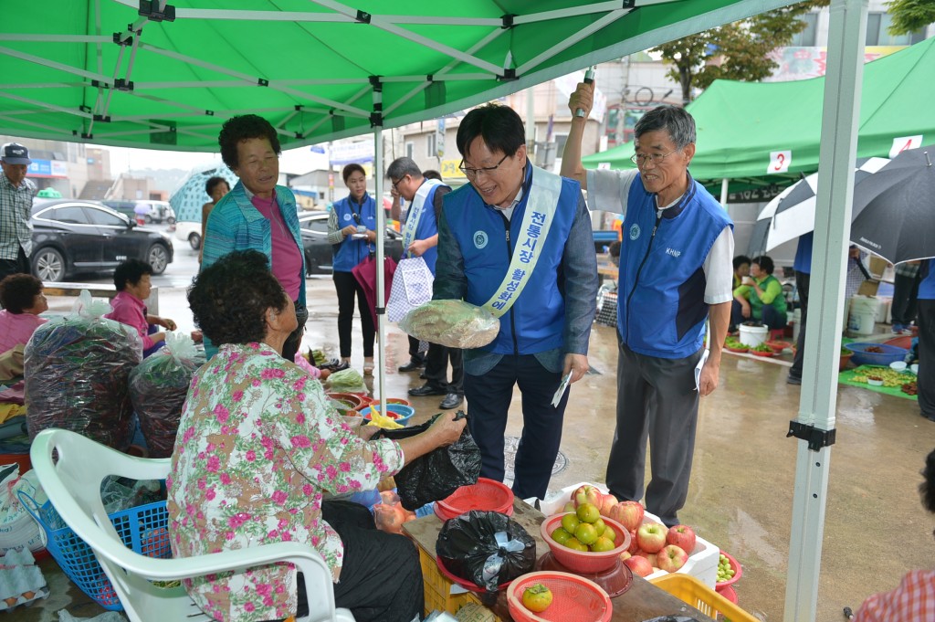 140904 윤청로 월성본부장(왼쪽에서 두번째)이 전통시장에서 아동센터 기부 먹거리물품을 구입하고 있다.