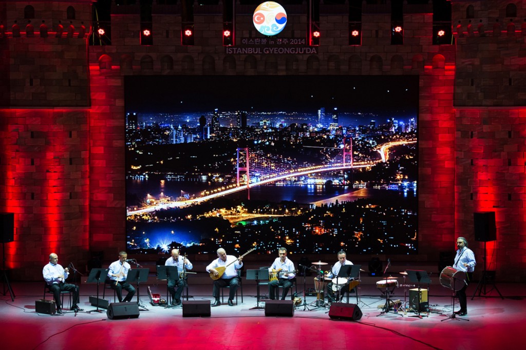 20일 저녁 이스탄불 인 경주 달무대에서 터키전통관악연주단인 미헨크 공연단이 낭만적인 연주를 펼쳐 호응을 얻었다
