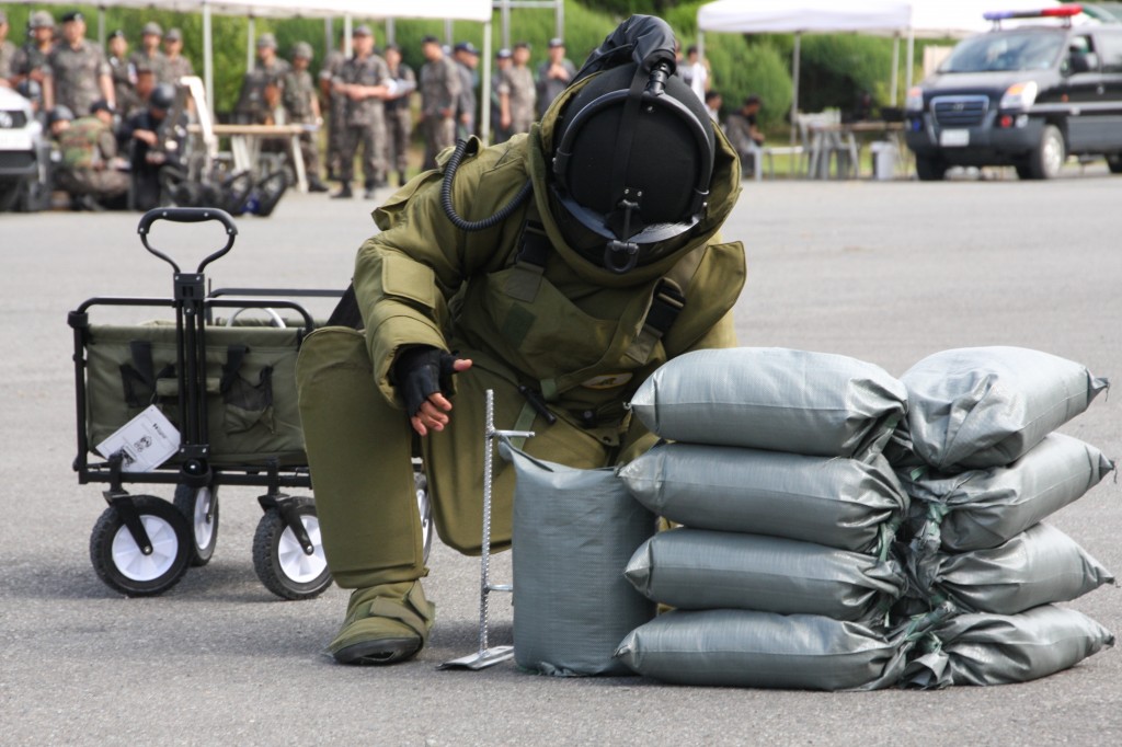세계군인 육군5종 선수권대회에서 2탄약창 EOD반이 폭발물 의심물체를 조사하고 있다