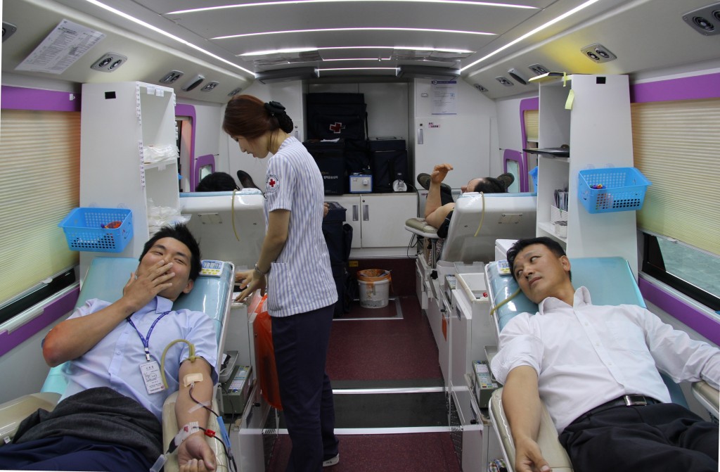 헌혈을 하고있는 직원들(2014.10.7)