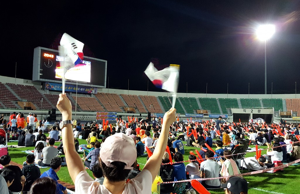 2. 1일 경주시민운동장에서 3천여명의 시민이 운집해 한일 축구결승전 승리를 기원하고 있다.
