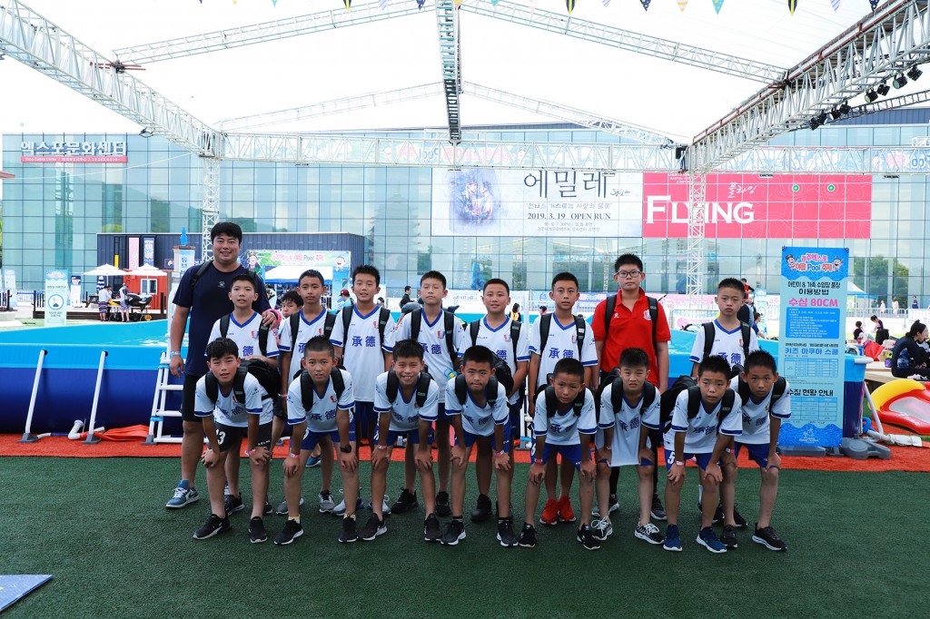 4.중국 청더시 유소년축구단 선수 및 관계자들이 11일 경주엑스포를 여름풀축제를 방문했다