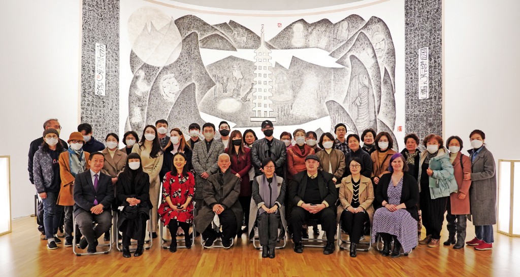 15일 경주엑스포대공원 솔거미술관에서 열린 한국화 브랜딩 컨퍼런스 참석자들이 기념촬영을 하고 있다.