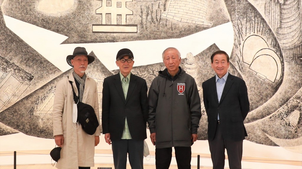 11일 솔거미술관을 방문한 고은시인(왼쪽에서 두번째)와 김영호 전 산업자원부장관(왼쪽에서 세번째)이 기념촬영을 하고 있다