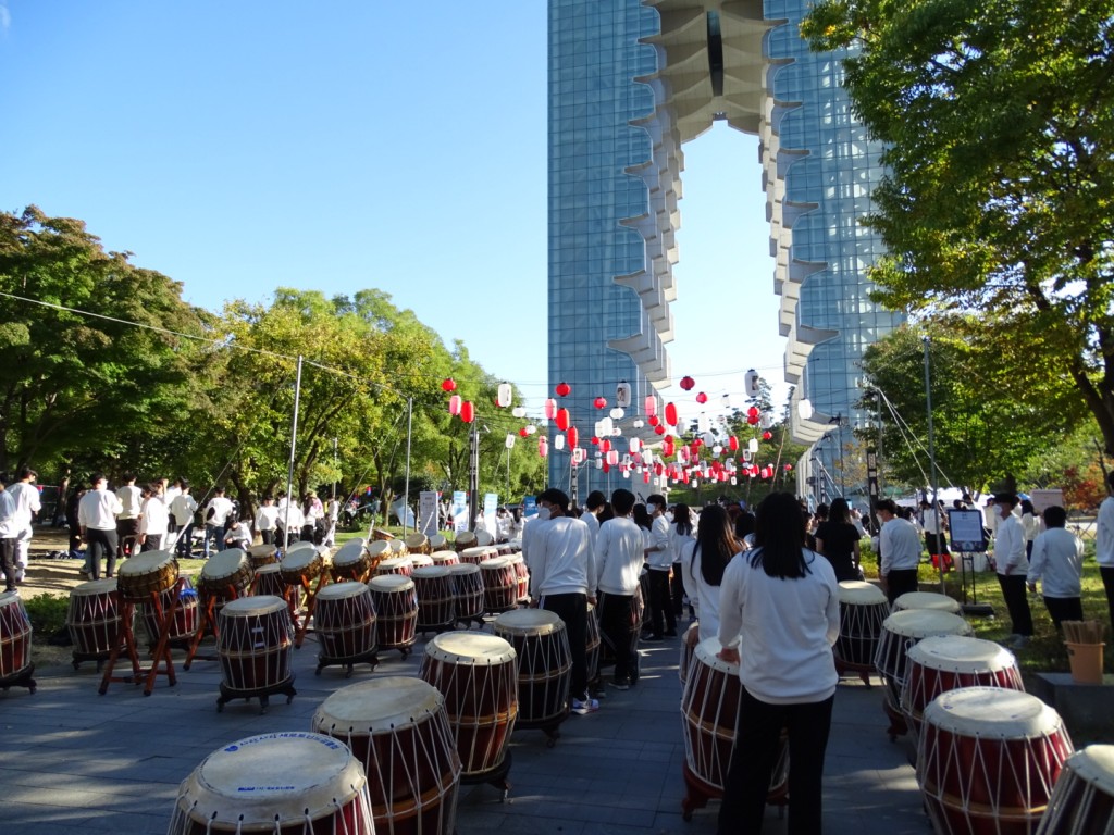 15일 경주엑스포대공원에서 열린  천년고도, 천인의 북소리 공연에 참가한 청소년들이 행사를 준비하고 있는 모습