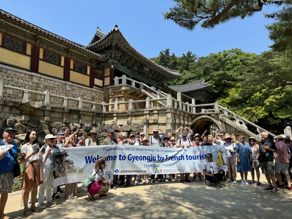 불국사를 찾은 프랑스 단체 관광객