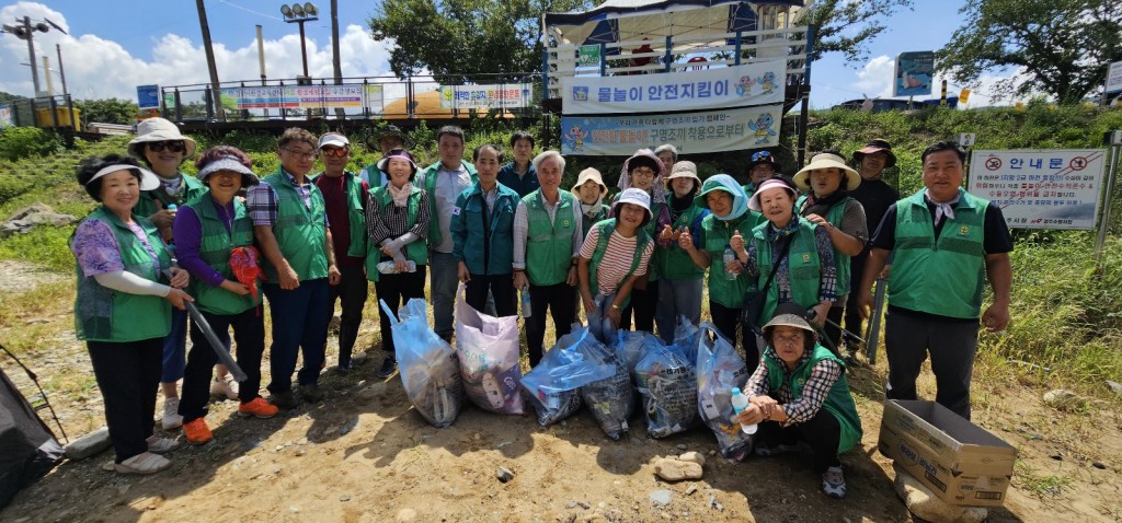 2. 건천읍 새마을협의회와 부녀회가 환경정화활동을 펼쳤다