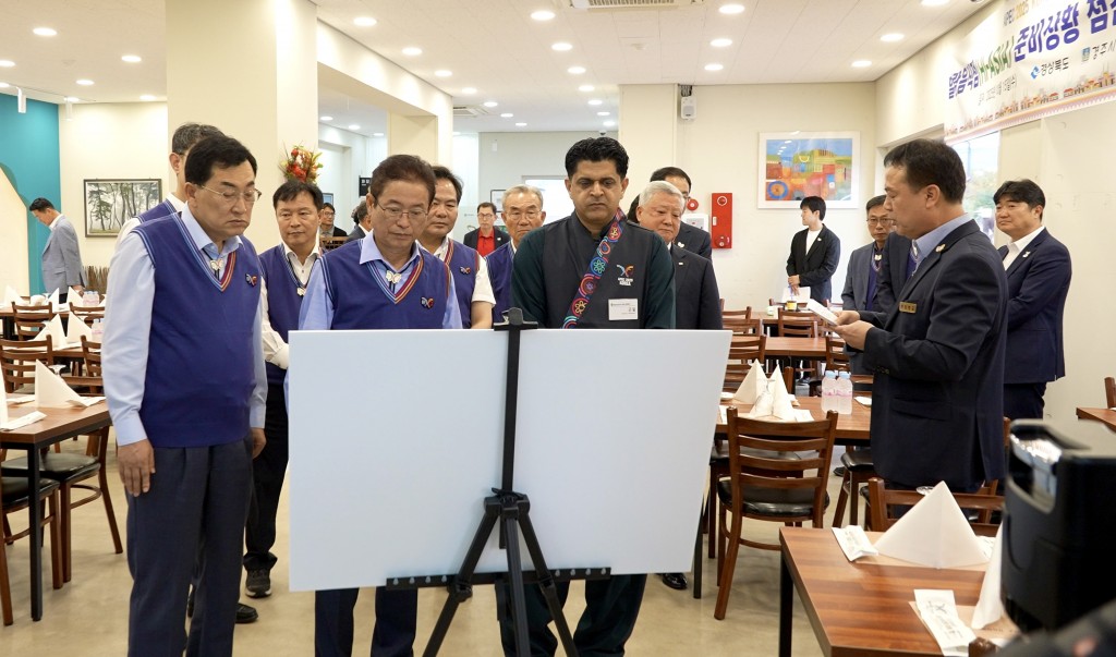 １－１。 주낙영 경주시장（왼쪽 첫번째）이 １５일 하이아시아 경주점에서 할랄음식점 운영 점검을 하고 있다